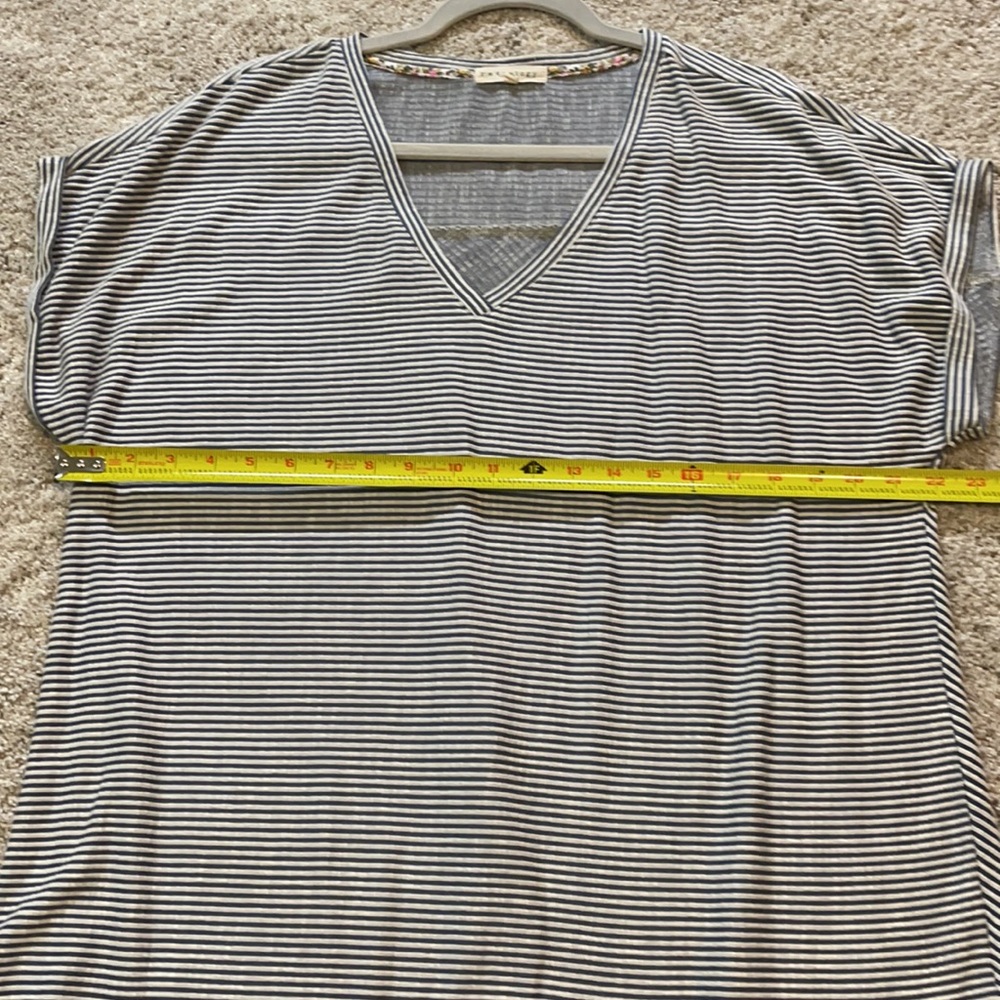 Adorable Retrology blue/white striped short sleeve button back top, 1x - Picture 3 of 7